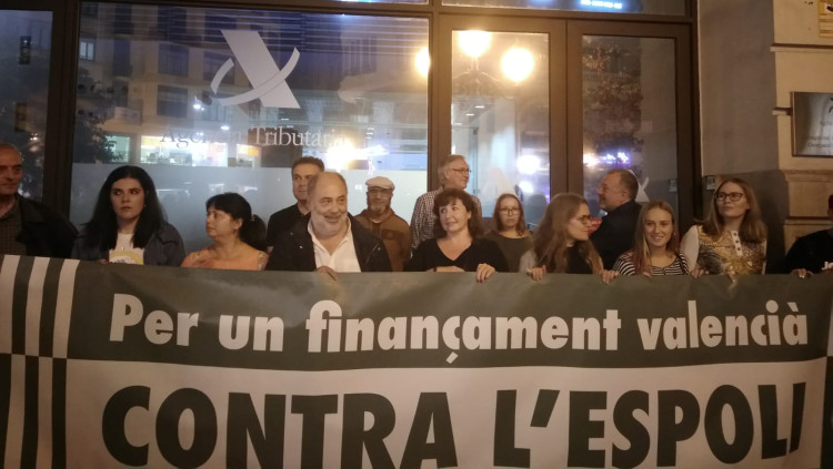 Crida pel Finançament protesta a les portes del fisc espanyol| EL TEMPS
