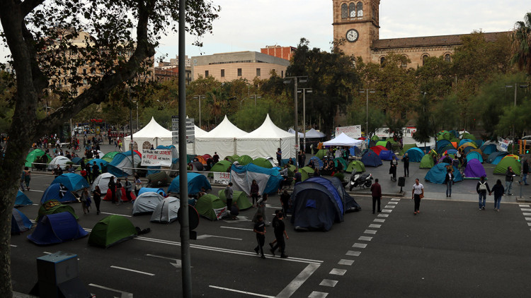 Pla general des de dalt de l'acampada d'estudiants a plaça Universitat. Agència Catalana de Notícies