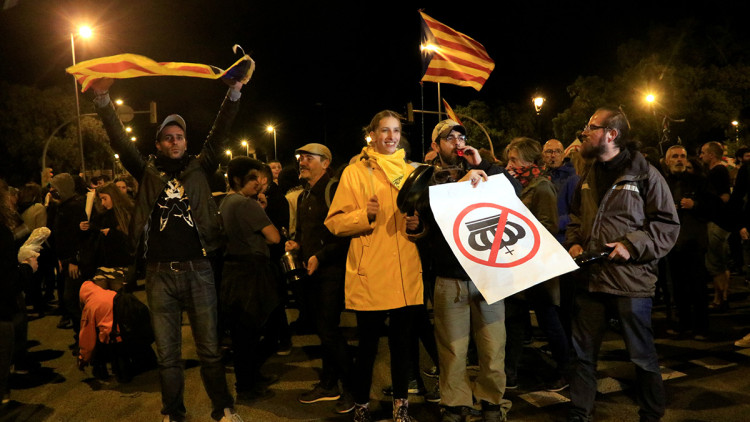 Pla general d'un grup de manifestants en la protesta convocada pels CDR a l'avinguda Diagonal de Barcelona en rebuig de la visita del Rei, el 3 de novembre del 2019. Agència Catalana de Notícies