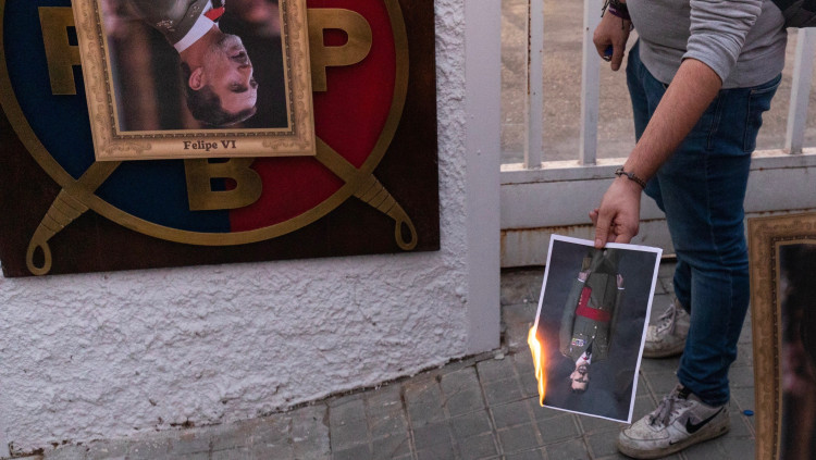 Un manifestant crema una foto de Felip VI. Europa Press