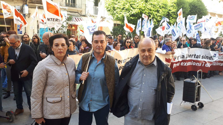 A la dreta, Vicent Maurí, representant d'Intersindical Valenciana, junt a membres de FSES.