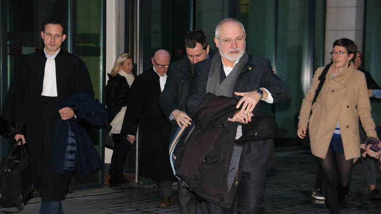 Lluís Puig i Toni Comín abandonen el jutjat belga amb els seus advocats. Agència Catalana de Notícies