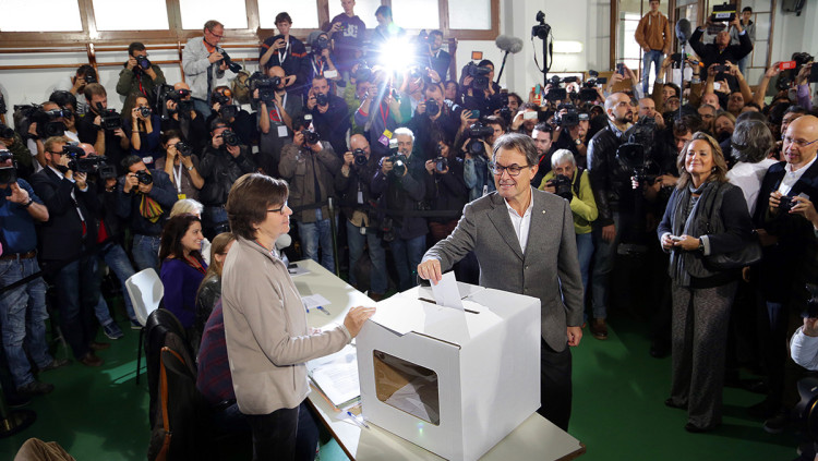 Artur Mas participa en la consulta del 9N. Jordi Play - Arxiu EL TEMPS