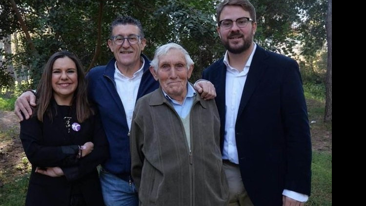 Leandre Adsuara amb altres militants de Compromís. Europa Press