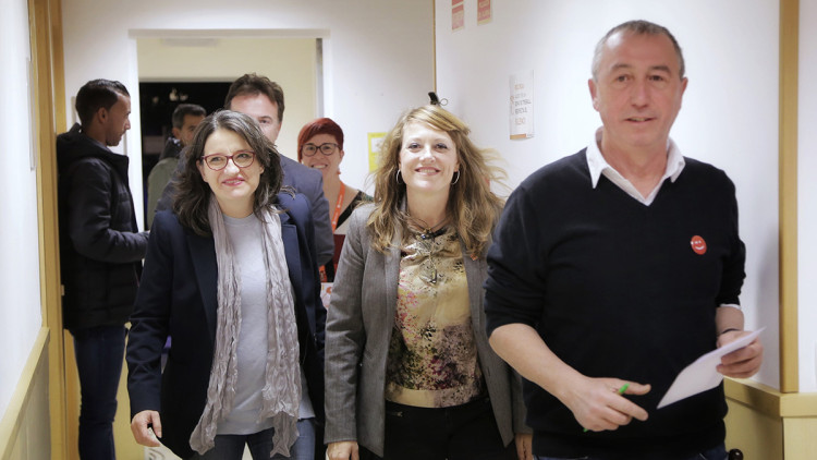 Joan Baldoví a la seu de Compromís acompanyat per Mónica Oltra i Maria Josep Picó. Europa Press