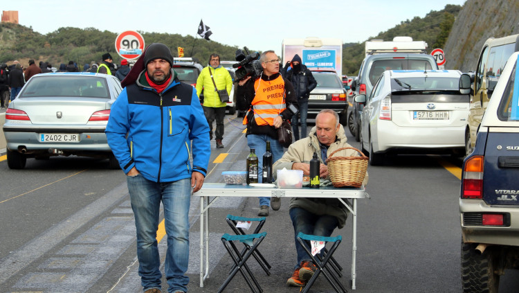 Manifestants a la Jonquera improvisen una cuina al carrer durant el tall de carretera. Agència Catalana de Notícies