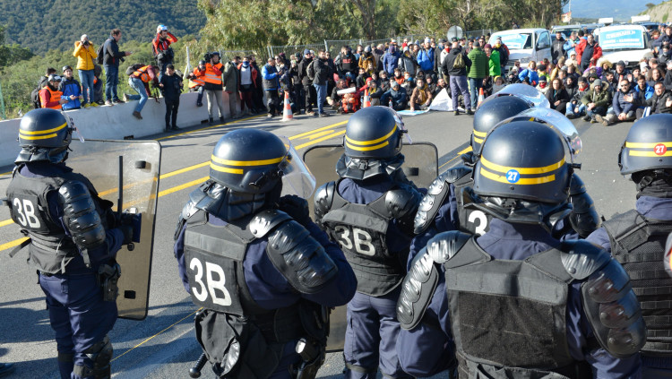 Imatge de la gendarmeria francesa a la frontera amb el Principat davant la concentració de Tsunami Democràtic per tallar el trànsit. Europa Press