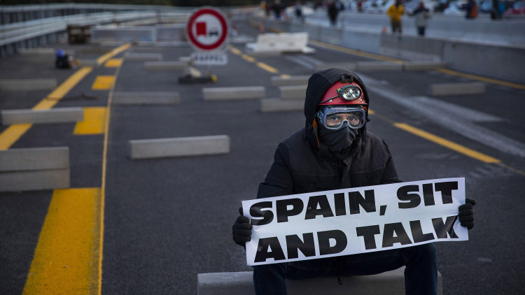 Un manifestant posa davant d'un dels paranys per entorpir el pas de vehicles. Jordi Play