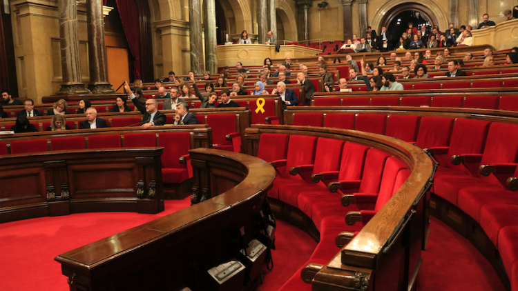 L'hemicicle mig buit per l'absència de Ciutadans i el Govern -per motius diferents- durant la votació de la moció. ACN