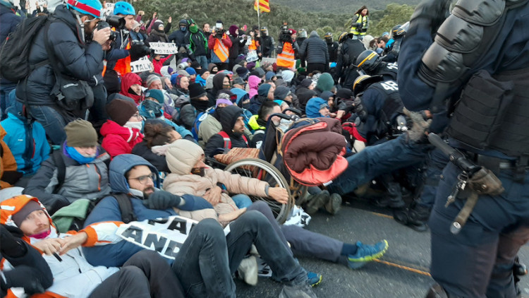 La Policia francesa carrega contra els manifestants que tallen la frontera a La Jonquera, aquest matí. ACN