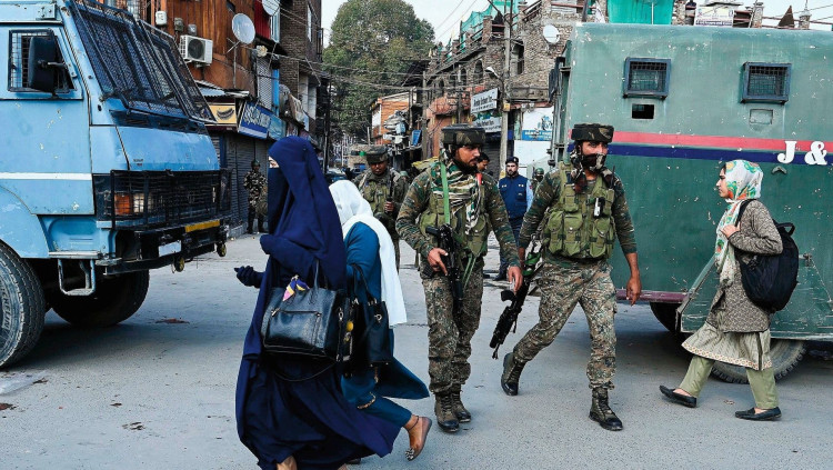 Militars indis passegen per Srinagar, al Caixmir. Der Spiegel