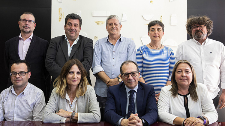 Membres del consell rector d'À Punt. Al centre, alçat, Rafa Xambó. Consell Valencià dels Mitjans de Comunicació