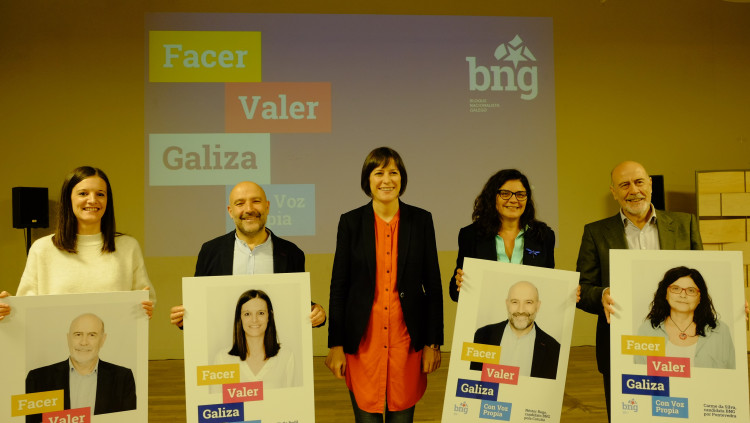 Els candidats del BNG al Congrés, junt amb la portaveu nacional, Ana Pontón, al mig dels cartells electorals| Europa Press
