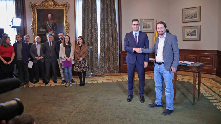 El socialista Pedro Sánchez i Pablo Iglesias, d’Unides Podem, encaixen la mà al Congrés poc abans de signar el preacord de Govern de coalició conjunt.. Europa Press