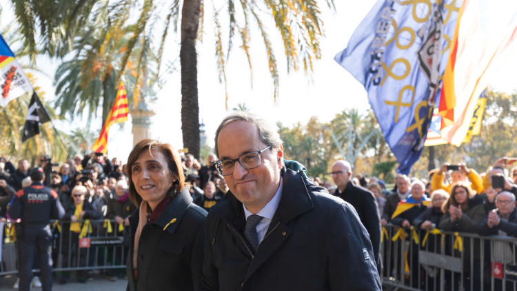 Quim Torra i la seua parella, Carola Miró, a la sortida del TSJC. Europa Press