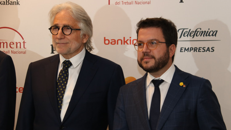 Josep Sánchez Llibre i Pere Aragonès posen al phtocall de Foment. Agència Catalana de Notícies
