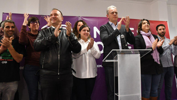 Rubèn Martínez Dalmau, referent institucional de Podem amb una jaqueta de cuir, i Hèctor Illueca, cap de cartell per València als comicis espanyols, durant la nit electoral del 10-N. Al darrere, la segona per l'esquerra, la diputada autonòmica Pilar Lima| Podem 