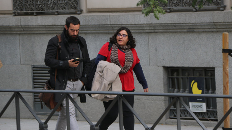 Els advocats d'Alerta Solidària David Aranda i Eva Pous arriben a l'Audiència Nacional. Agència Catalana de Notícies