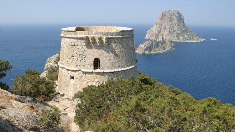 Torre des Savinar, amb l'illa des Vedrà al fons. Arxiu d’imatges del Consell Insular d’Eivissa