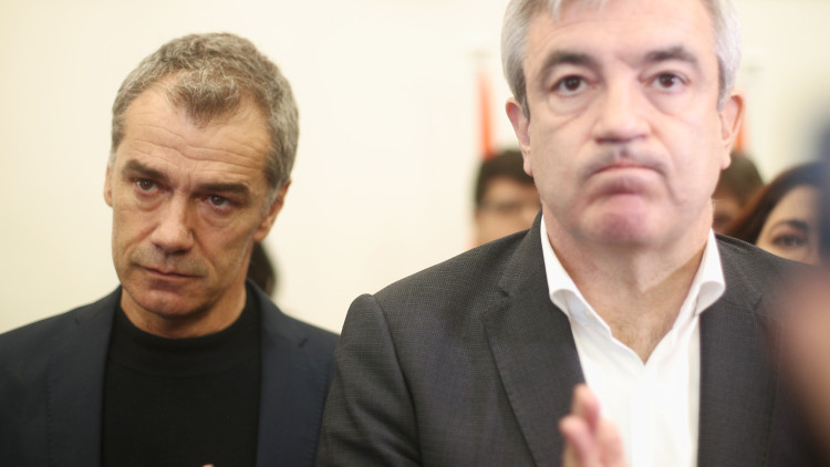 Toni Cantó, visiblement afectat, escolta el discurs de dimissió d’Albert Rivera acompanyat de l’eurodiputat Luis Garicano.