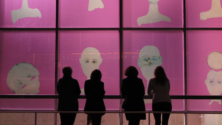 «Anònimes», intervenció al vitrall del Museu Valencià de la Il·lustració i la Modernitat, a càrrec de Paula Santiago. MUVIM