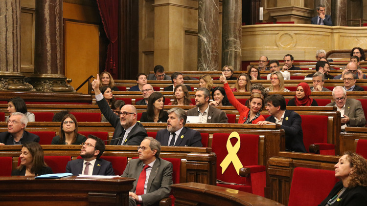 Pla general de la bancada independentista marcant el vot a favor de la seva proposta de resolució. Agència Catalana de Notícies