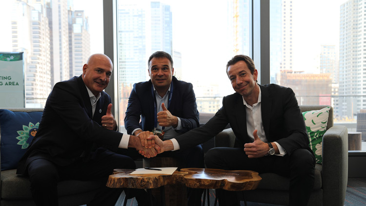 D’esquerra a dreta, Keith Block, co-CEO de Salesforce, amb el president executiu de Digital Business i el Chief Information Officer (CIO) de CaixaBank, Jordi Nicolau i Pere Nebot, durant la signatura de l’acord.