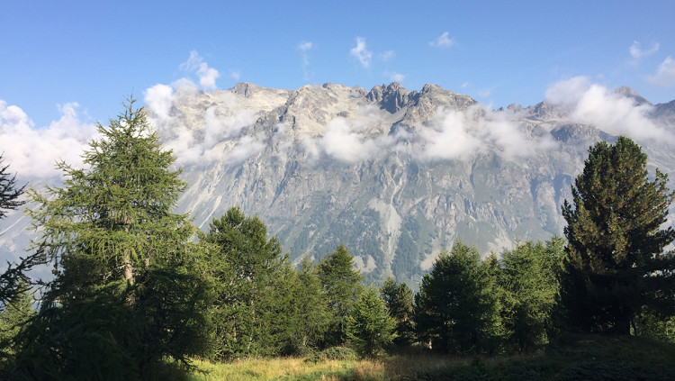 El mirador profètic de la Marmoré, on Nietzsche situa Zarathustra anunciant la revelació i primacia de l’home per damunt de l’astre sol. El llac de Sils amb la península de la Chasté són envoltats pels pics dramàtics que reclouen l’Engadina.