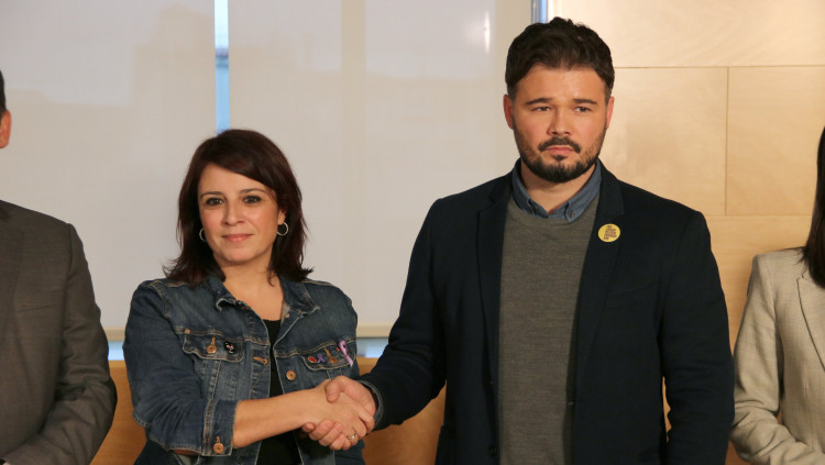 Gabriel Rufián i Adriana Lastra abans de la reunió. Agència Catalana de Notícies