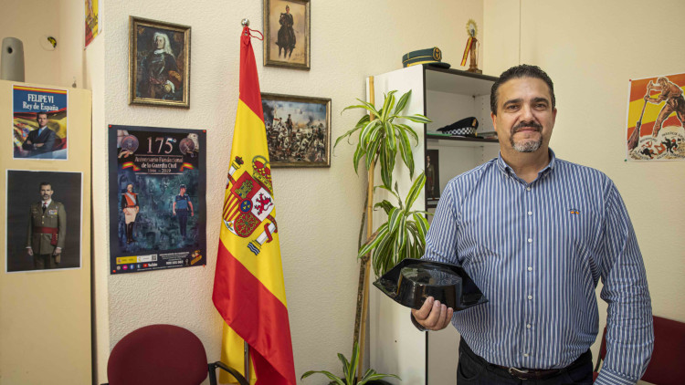 El regidor de Vox a Mutxamel, Miguel da Silva, posa al despatx que ocupa al consistori local amb el tricorni de la seua etapa de guàrdia civil.. Miguel Lorenzo
