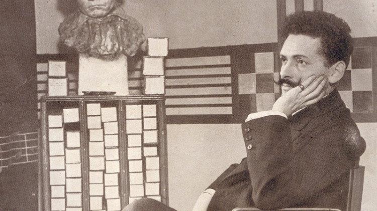 Josep Serrano Simeon, conegut com el 'mestre Serrano', va ser un dels compositors de l'himne regional valencià oficialitzat el 1984. Viquipèdia