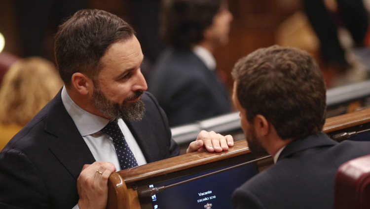 Santiago Abascal, president de Vox, conversa amb el president del PP, Pablo Casado, durant la sessió inaugural de la XIV legislatura espanyola.. Europa Press
