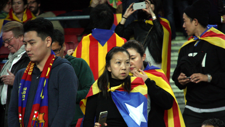 Turistes asiàtics guarnits amb estelades durant el partit de Champions del Barça contra el Bate Borisov al Camp Nou el 4 de novembre del 2015.. ACN