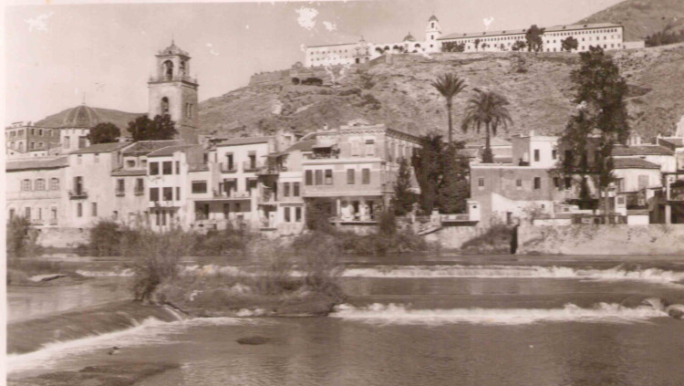 Vista antiga d'Oriola amb el seminari Sant Miquel al fons, sobre el turó.