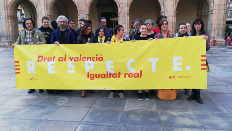 Representants de Castelló per la Llengua protesten, la setmana passada, contra la decisió de l'Ajuntament de revocar el permís per celebrar les Normes a la plaça Major