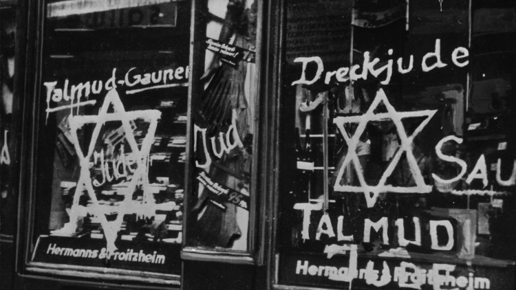 Grafit antisemita als aparadors de la botiga tèxtil Hermanns & Froitzheim a Frankfurt del Main (1933).