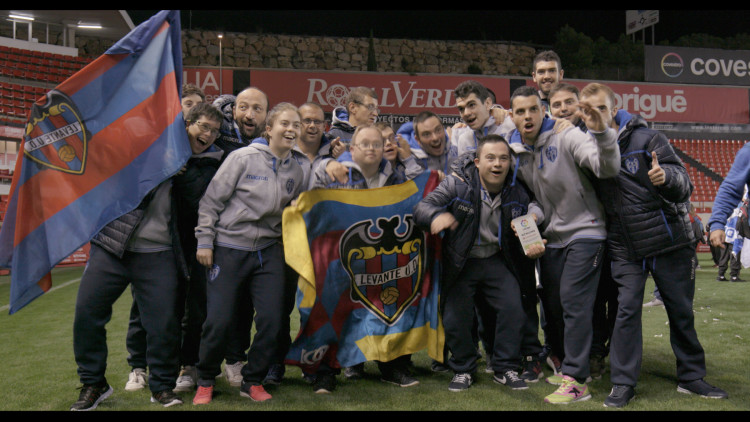 El Llevant Unió Esportiva EDI aplega els jugadors amb discapacitat intel·lectual. Marcos, un dels protagonistes del documental, és qui subjecta la bandera al centre de la imatge. 