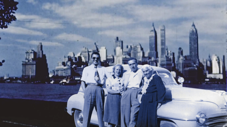 SEMPRE ELS QUATRE. Recreació en fotomuntatge per al documental de la retrobada familiar a Nova York de Francesc Bosch i Morata, Pilar Trenzano, el fill del matrimoni, Paco Bosch i la mare d’ella, Pilar Valls. En la làpida de l’activista valencià figura la llegenda: “Sempre els quatre”.