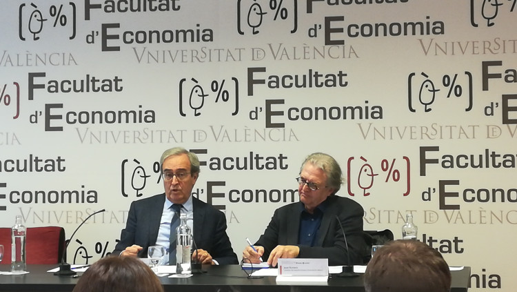 Francisco Pérez i Joan Romero, durant la conversa mantinguda a la facultat d'Economia de la UV.