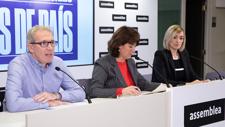 David Fernàndez, promotor d'Anem per Feina, presentant la patronal al costat d'Elisenda Paluzie i Sílvia Cubo (vicepresidenta de la Cambra de Comerç de Manresa). ANC