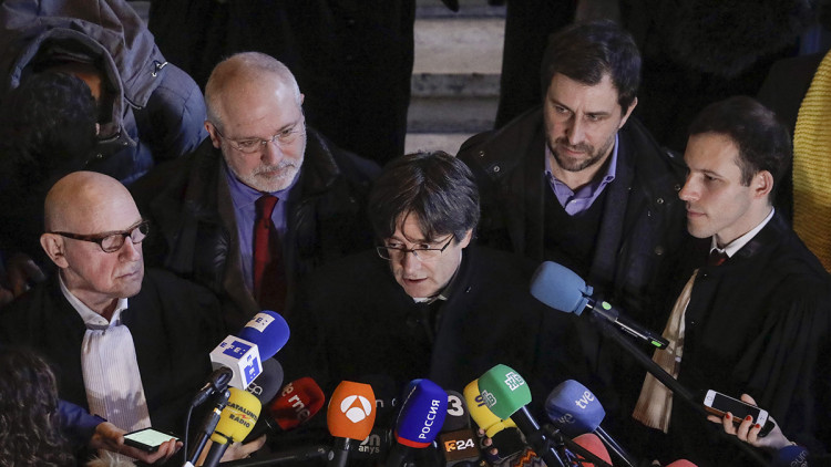 Puigdemont compareix amb els seus advocats i els exiliats Lluís Puig i Toni Comín davant la premsa després d'haver-se ajornat la vista. Europa Press