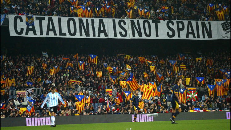 Pancarta a favor de la independència de Catalunya desplegada en un partit de la selecció catalana. Agència Catalana de Notícies