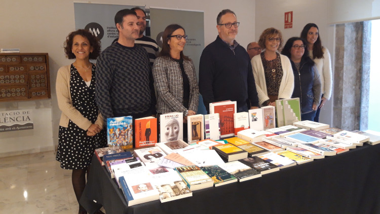 Flor i Amigó amb l'equip del Magnànim i les obres publicades.