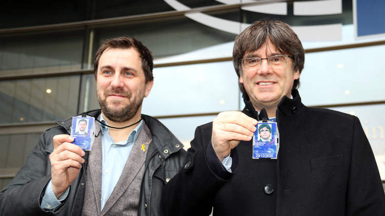 Carles Puigdemont i Toni Comín mostren l'acreditació provisional d'eurodiputats. Agència Catalana de Notícies