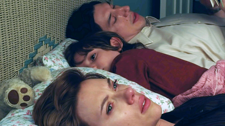 Scarlett Johansson,  Azhy Robinson  i Adam Driver