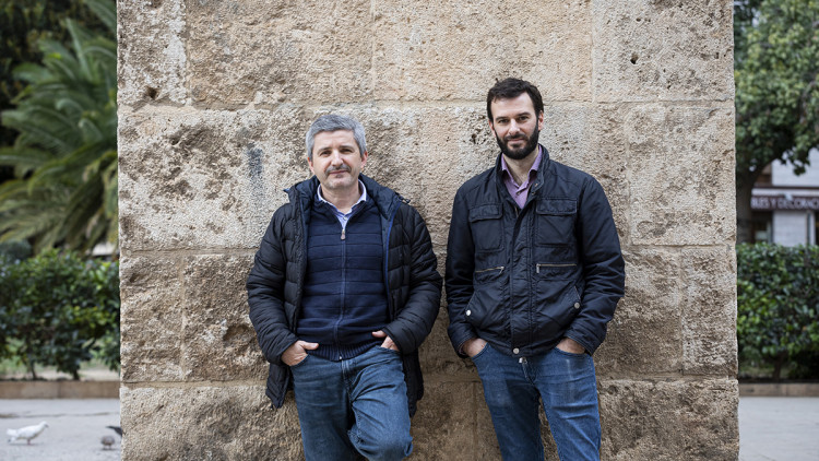Moisès Vizcaíno i Salva Almenar, editor i director del diari 'La Veu', fotografiats al centre de València.. Miguel Lorenzo