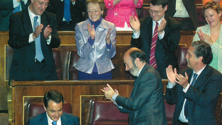 Zapatero, aplaudit per la cúpula del PSOE quan va ser investit el 2004. Arxiu EL TEMPS