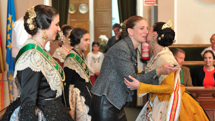 Amparo Marco, alcaldessa de Castelló, saluda a la regina de les festes de la Magdalena.. Europa Press