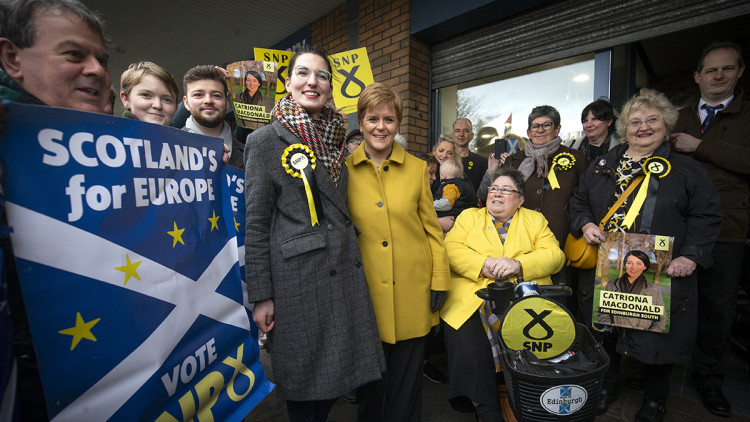 Nicola Sturgeon  (centre a la dreta) primera ministra d’Escòcia i líder del Partit Nacional Escocès (SNP)  amb Catriona MacDonald, candidata de l’SNP a Edimburg Sud.. Europa Press