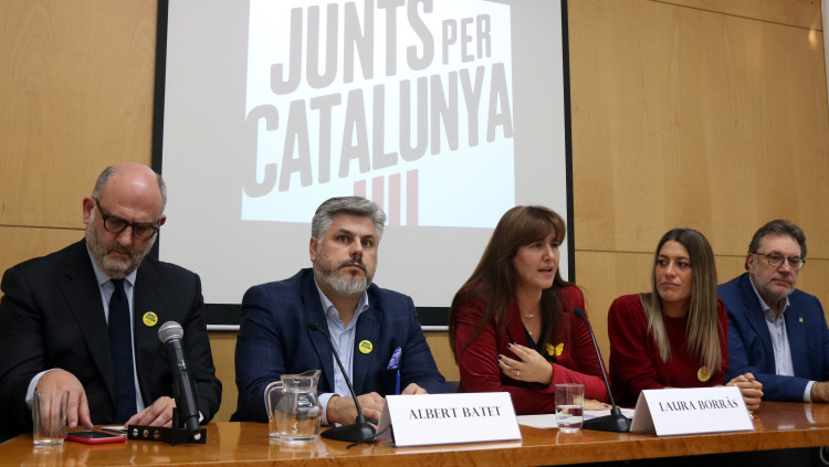 D'esquerra a dreta, Eduard Pujol, Albert Batet, Laura Borràs, Míriam Nogueras i Josep Lluís Cleries, a la roda de premsa. ACN